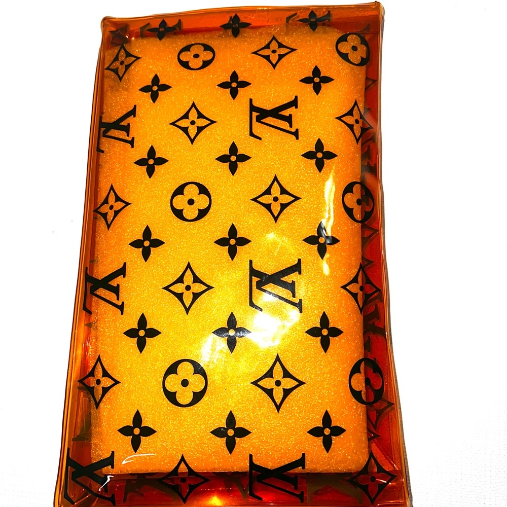 Louis Vuitton PVC Monogram Printed Envelope Pouch in orange transparent plastic - Picture 5 of 16